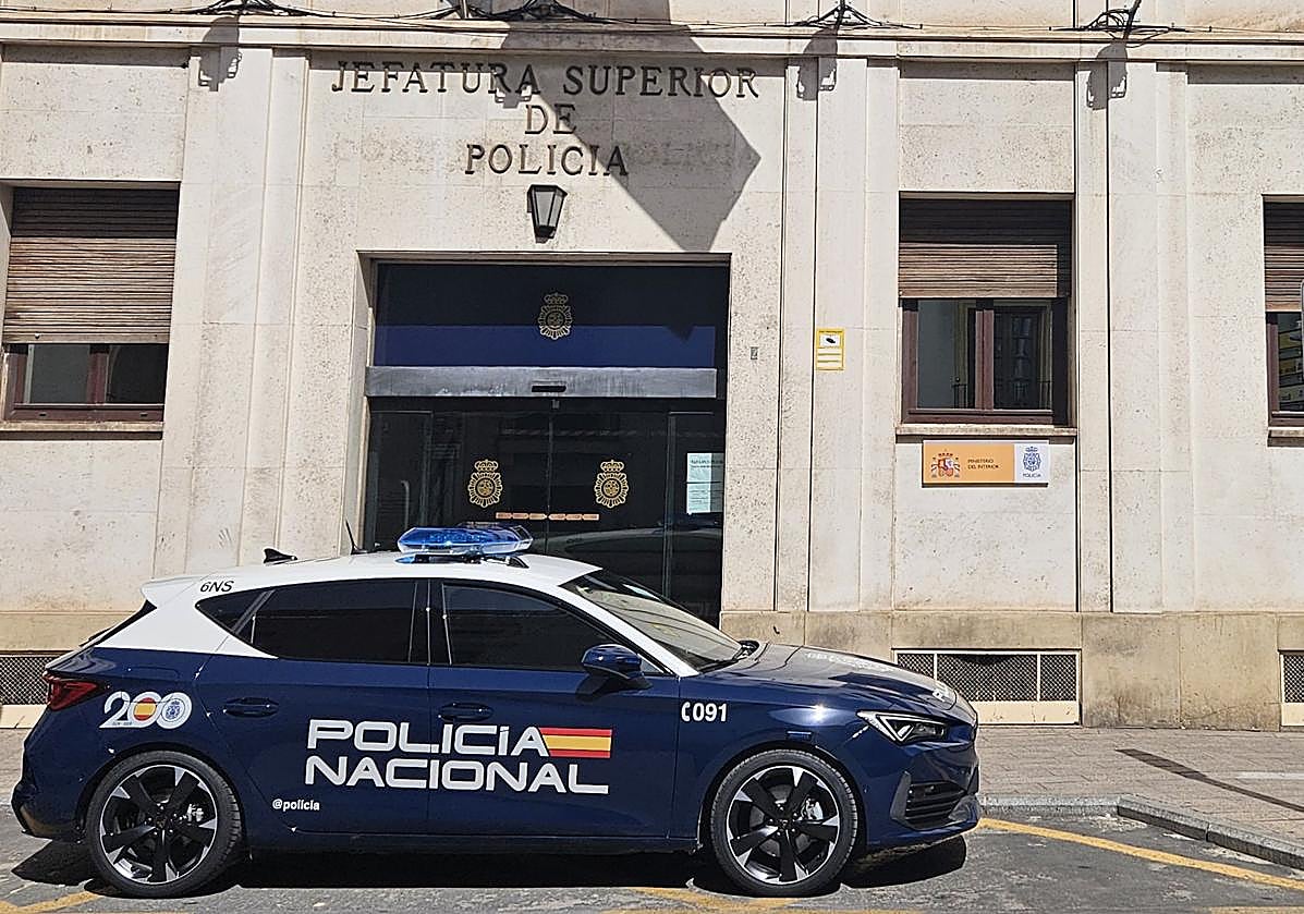 Un vehículo de la Policía Nacional, en Murcia, en una imagen de archivo.