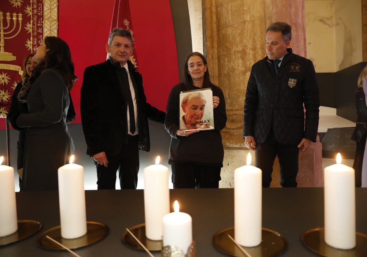 En el centro de la imagen Alex Kirschberg sostiene la foto de su padre, superviviente de los campos de concentración, entre el presidente de la Federación San Clemente y el alcalde, ante las velas encendidas en memoria de las víctimas del Holocausto. JAIME INSA / AGM