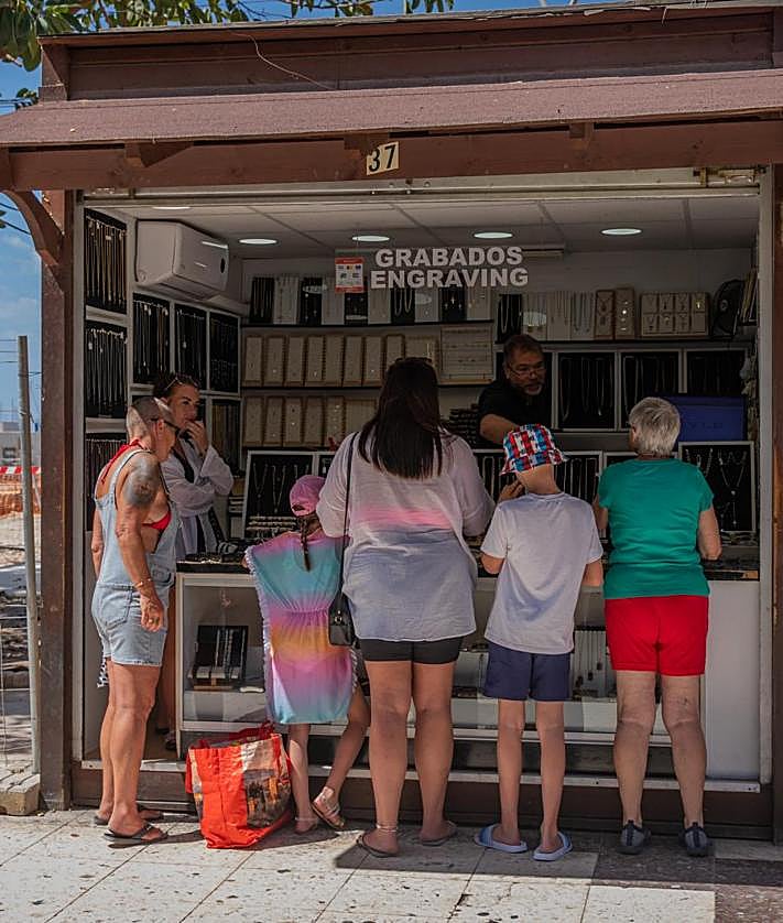 Imagen secundaria 2 - Los 'hippies' ofrecen desde helados a ropa y marroquinería.