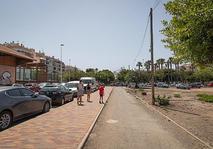 Inicio de la vía verde del antiguo ferrocarril salinero, junto al cruce de la avenida de la Estación con Urbano Arregui.