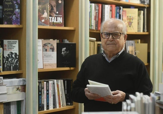 José Martínez Rodríguez, en el interior de la librería.