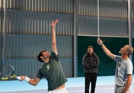 Carlos Alcaraz (izq.), Juan Carlos Ferrero (cen.) y Samuel López (der.), en un entrenamiento.