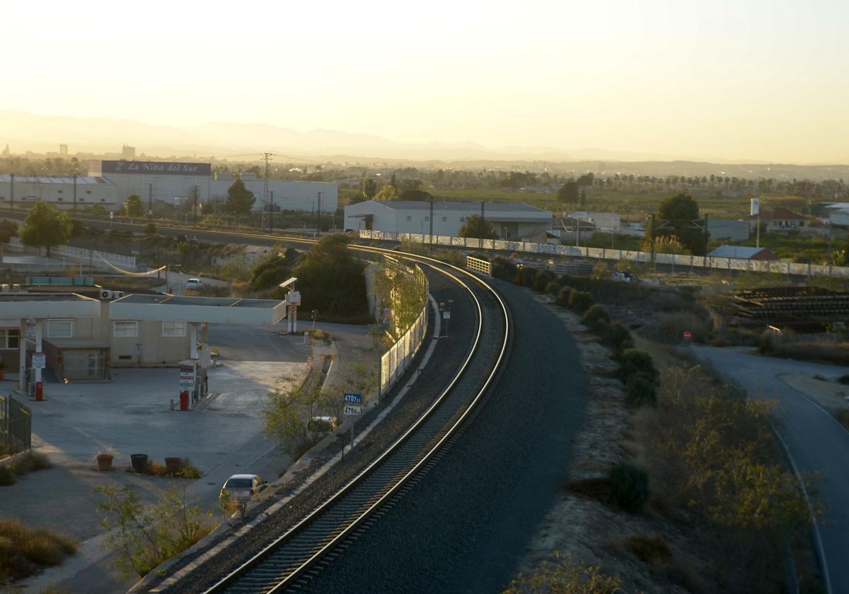 La vía convencional que comunica actualmente Cartagena con Murcia, cerca de Beniel.