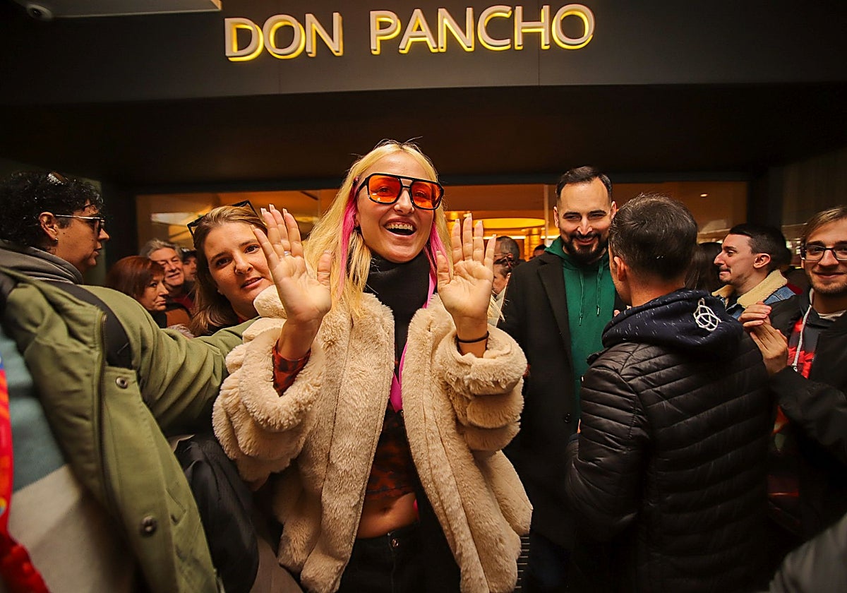 KUVE, este sábado, a la salida del hotel Don Pancho.