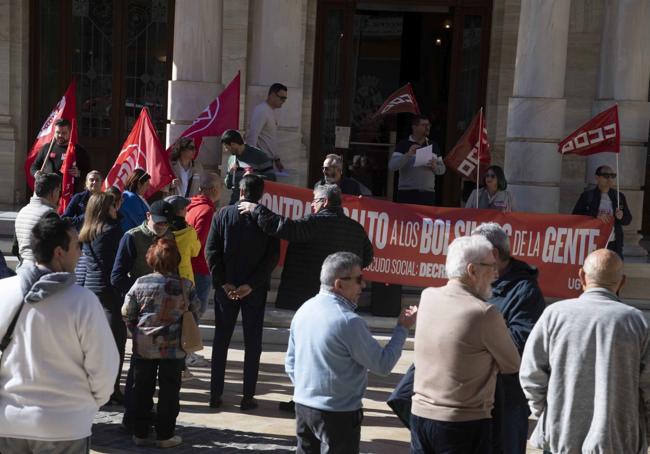 Manifestantes participan en la protesta convocada en Cartagena este domingo.