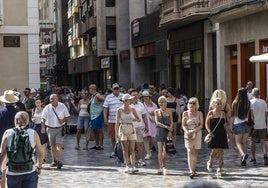 Turistas de un crucero, por las calles de Cartagena el pasado verano.