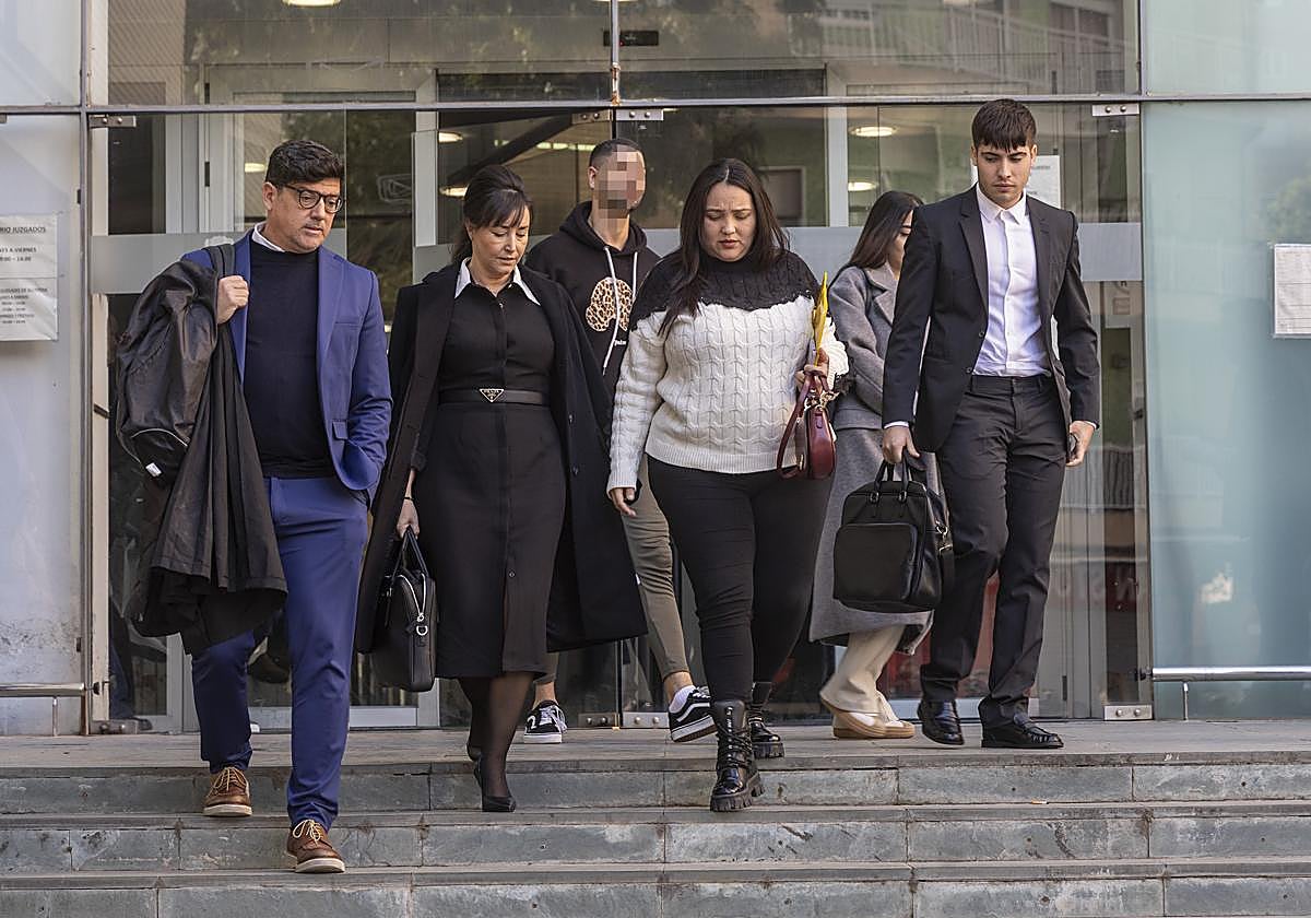 Los abogados de las denunciantes, Sergio Marco y Rosa Egea (a la izquierda), salen de los juzgados de Cartagena, este lunes, junto a una de las afectadas.