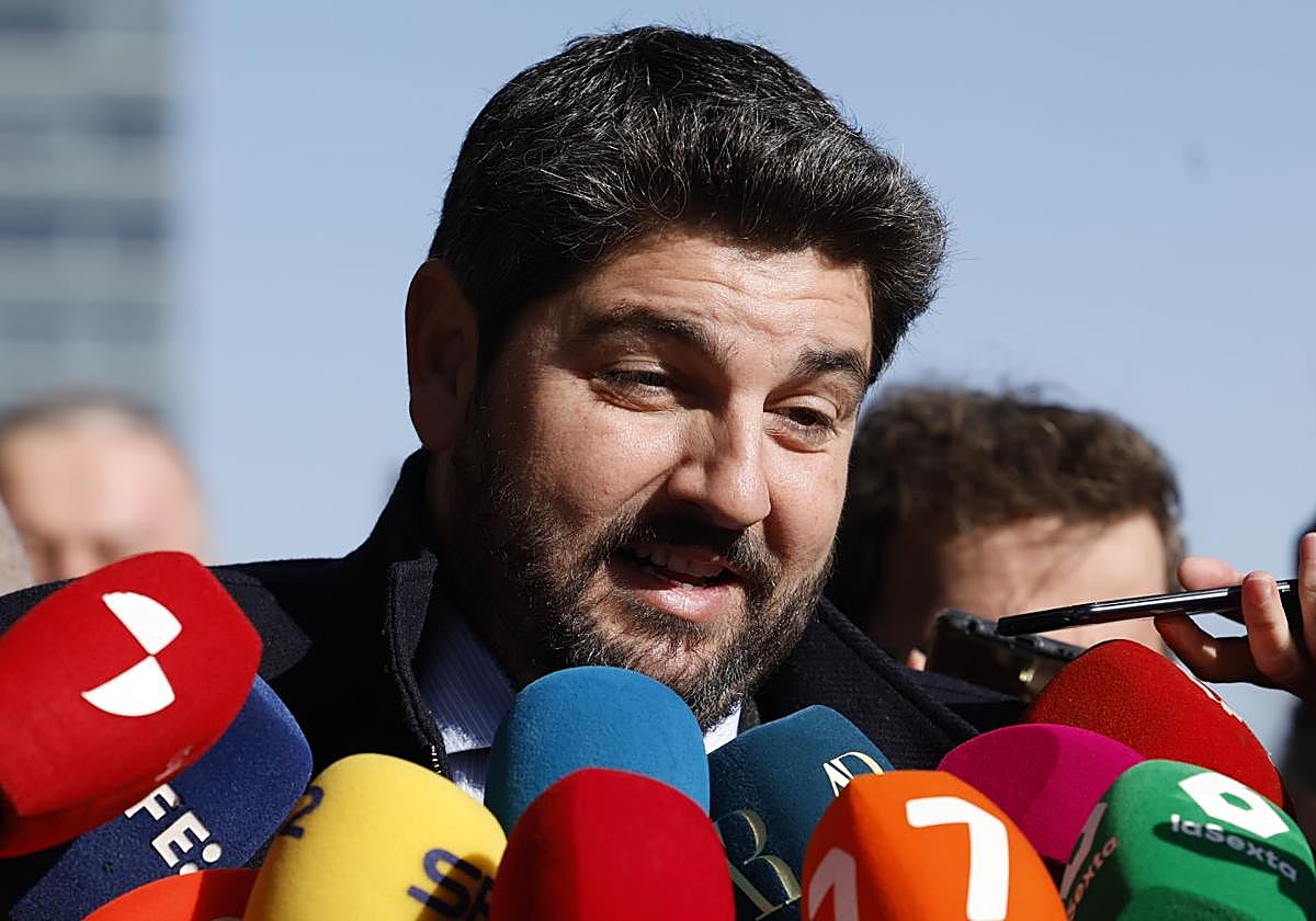 Fernando López Miras atiende a los medios durante la Junta Directiva Nacional del Partido Popular, en Madrid, este lunes.