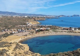 Panorámica de las Cuatro Calas con autocaravanas y caravanas al borde de los Cocedores y La Carolina.