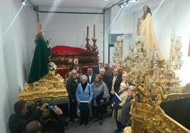 Asistentes al estreno de la casa museo, en el salón de tronos.