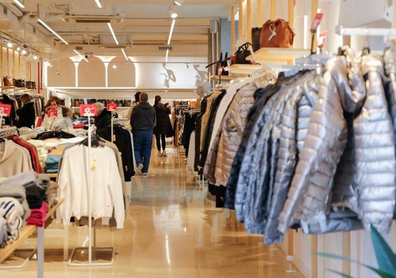 Percheros con abrigos y otras prendas de invierno, en una tienda ubicada en la avenida Juan Carlos I.