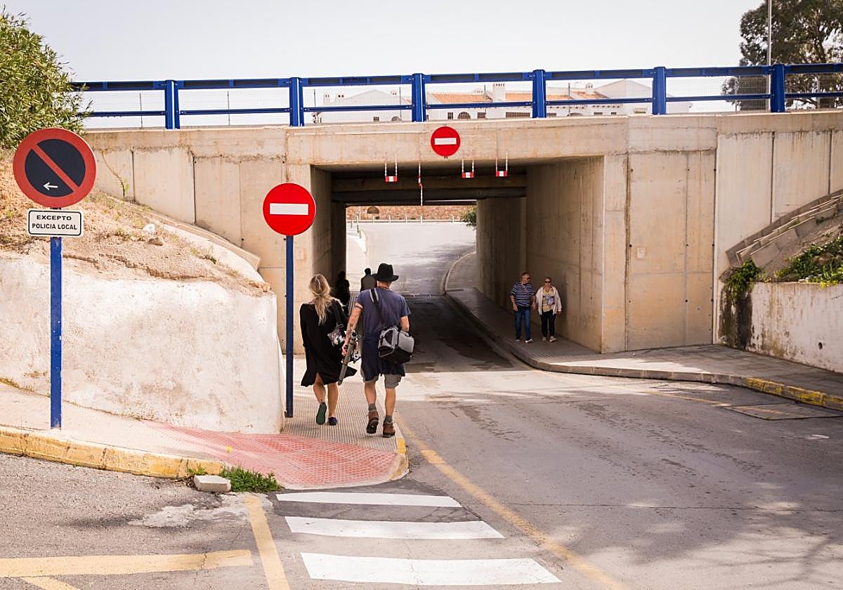 Tránsito de peatones bajo la N-332, en Playa Flamenca.