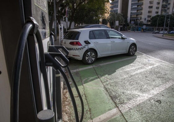 Un coche eléctrico, que tiene bonificaciones, recarga en la Plaza de España, en una foto de archivo.