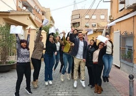 Alumnos de Defoin celebran la entrega de su certificado formativo al término de un curso.