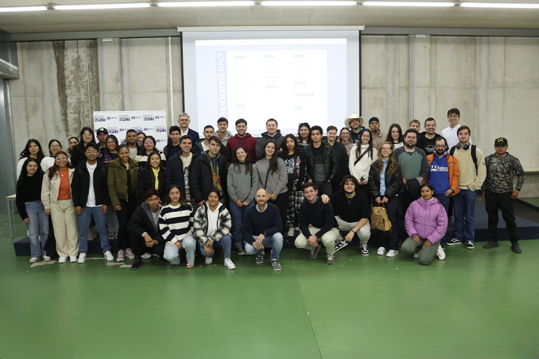 Participantes en la presentación del calendario de actividades de la Univeridad.