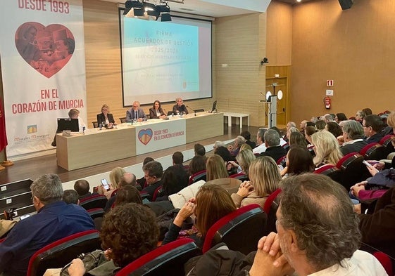 Los gerentes de las nueve áreas de Salud, de la gerencia de Urgencias y Emergencias 061 y de la Red de Salud Mental firmaron ayer los Acuerdos de Gestión en el hospital Morales Meseguer.