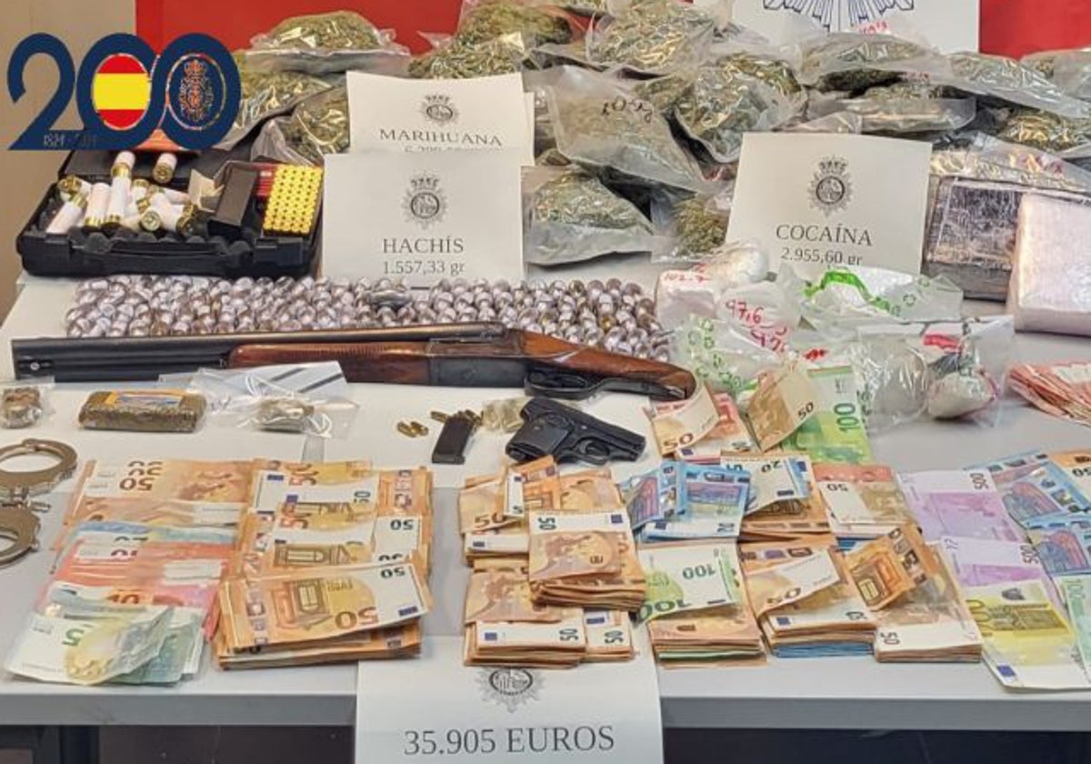 Drogas, armas y dinero en efectivo incautado durante la operación.