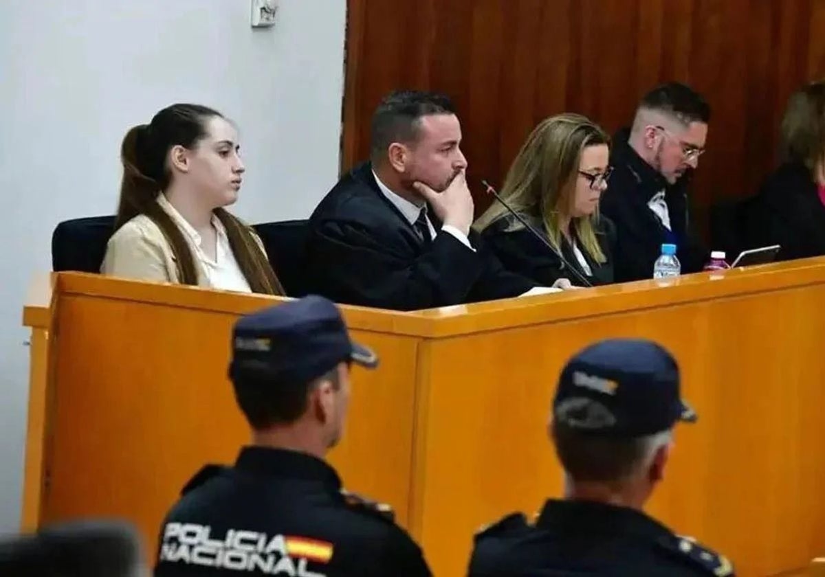 Natalia M., junto a sus dos abogados defensores, Antonio Casado Mena y Sara Llorca; y el otro acusado, Agustín M., durante el juicio en el banquillo de la Audiencia, en Cartagena.