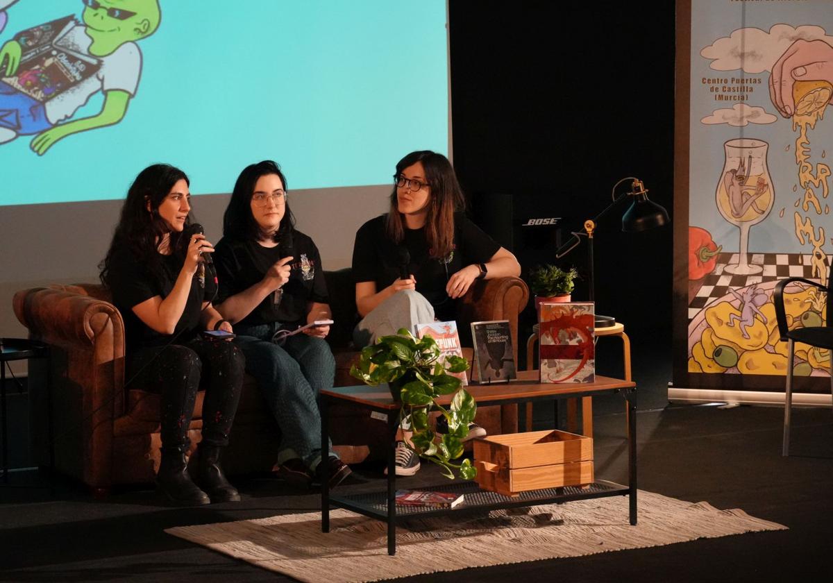 Elena Torró (izq.), Amanda Iniesta e Inés Galiano (der.), creadoras del podcast Droids & Druids, durante la pasada edición de Terramur.