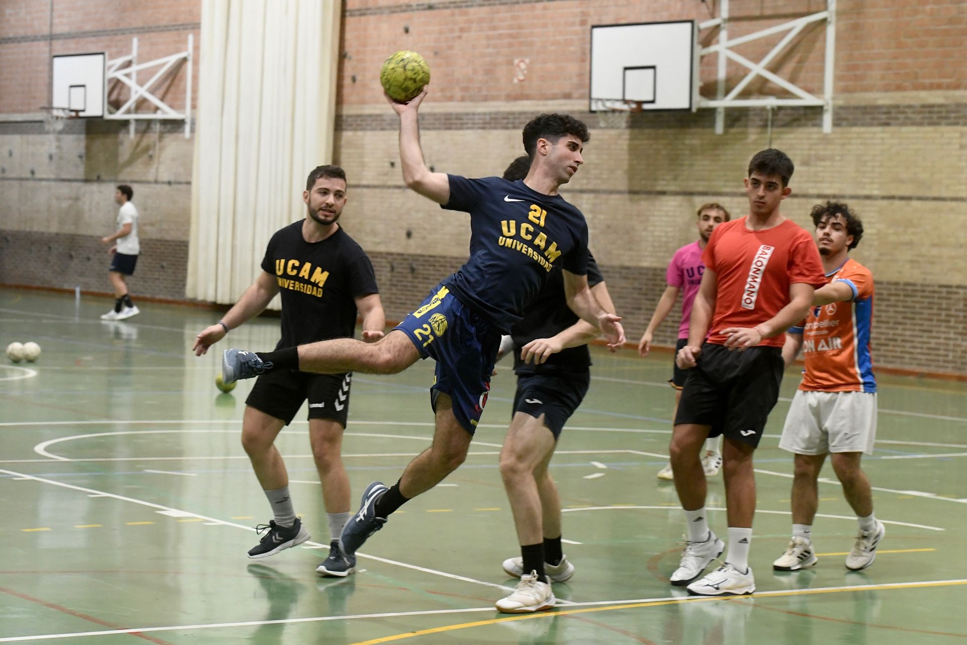 Entrenamiento del UCAM Balonmano, en imágenes