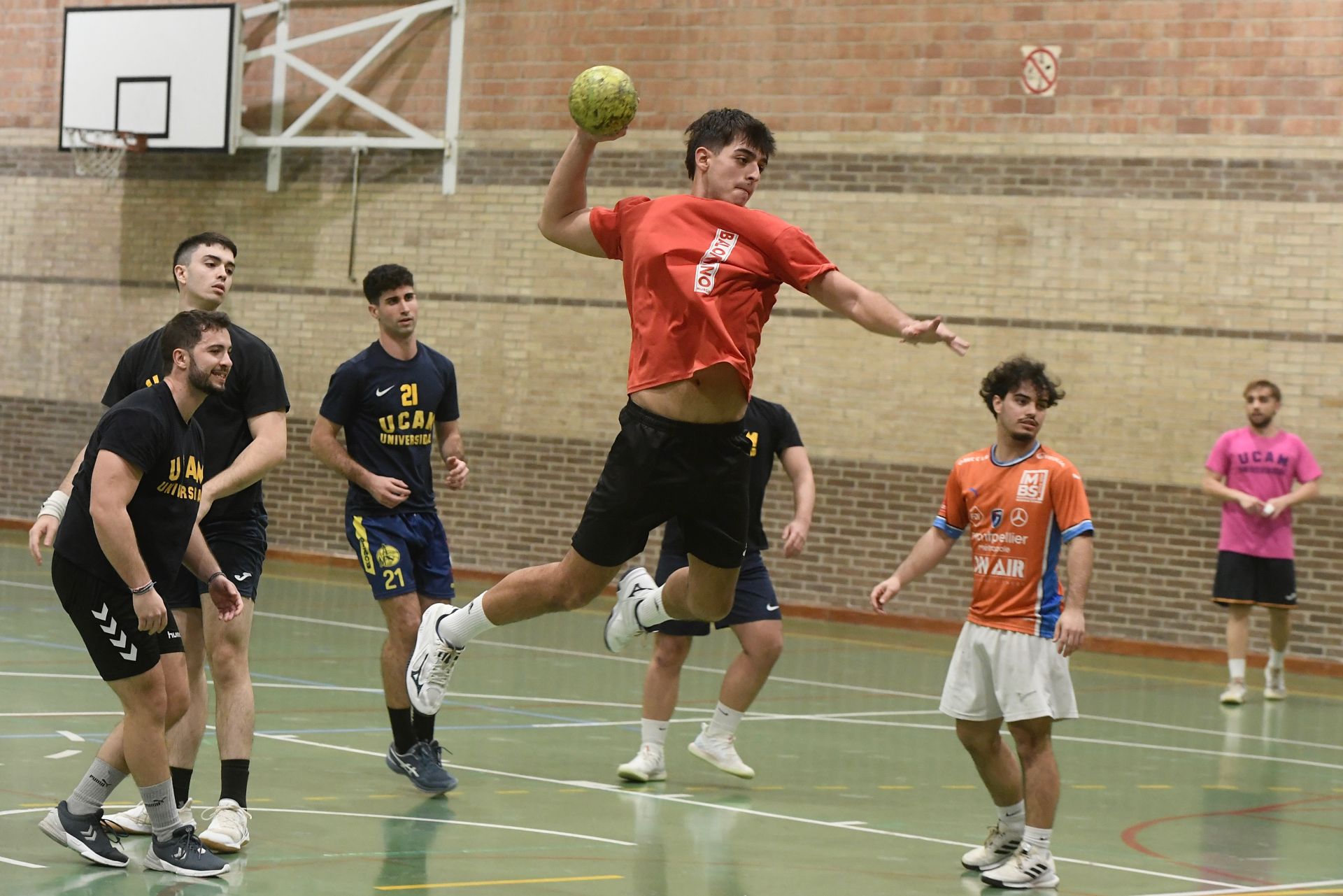 Entrenamiento del UCAM Balonmano, en imágenes