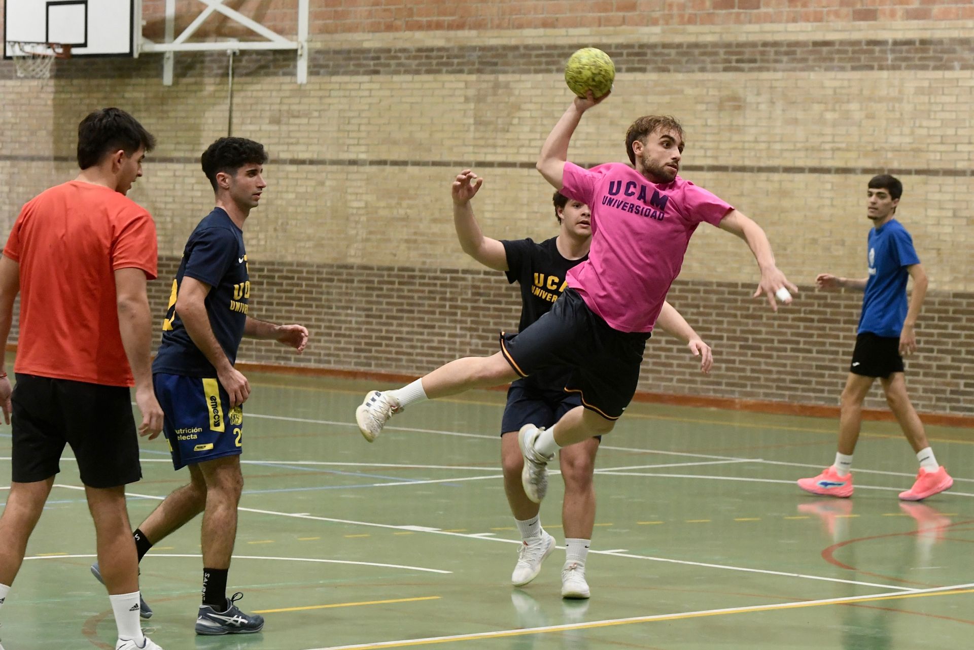 Entrenamiento del UCAM Balonmano, en imágenes