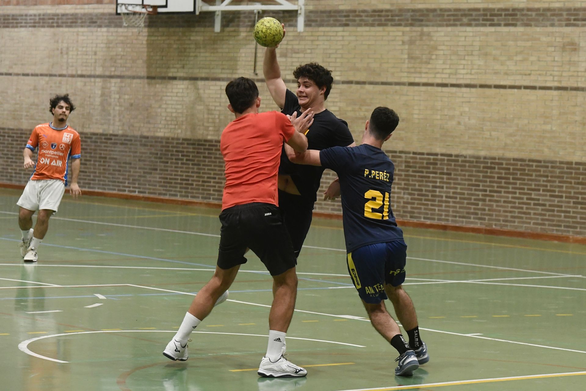 Entrenamiento del UCAM Balonmano, en imágenes