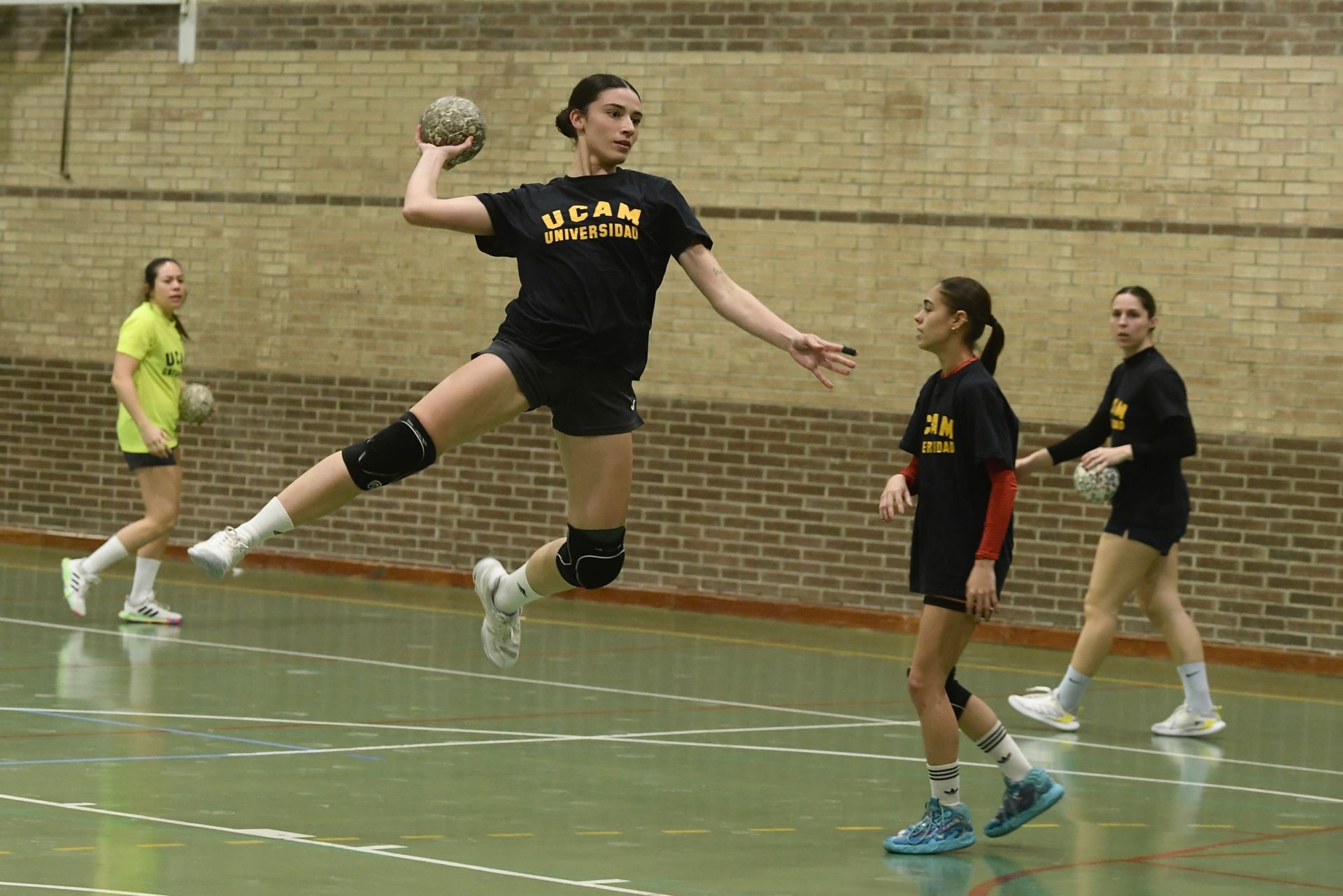 Entrenamiento del UCAM Balonmano, en imágenes