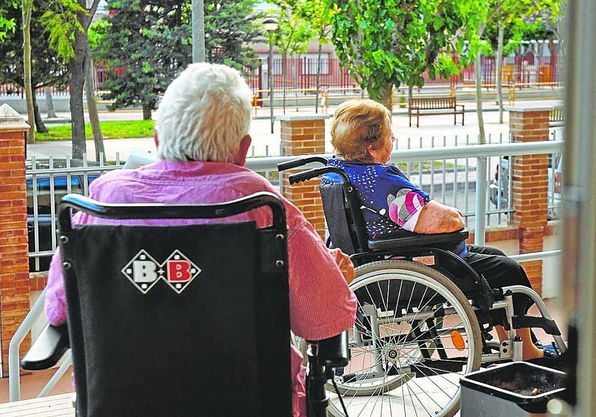 Dos internas, en los espacios exteriores de una residencia de personas mayores de la Región de Murcia, en una imagen de archivo.