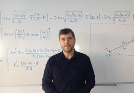 El profesor de Laboratorio de Óptica de la Universidad de Murcia Óscar del Barco Novillo, en una imagen de archivo.