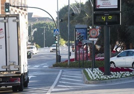 Un termómetro marca cuatro grados a primera hora de la mañana en el Plano de San Francisco, en Murcia, en una imagen de archivo.