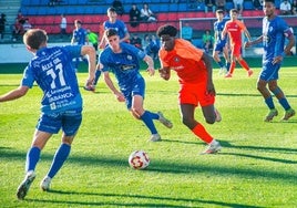 El centrocampista de origen senegalés Assane Ndiaye conduce el balón en el partido Ourense-Andorra de esta temporada.