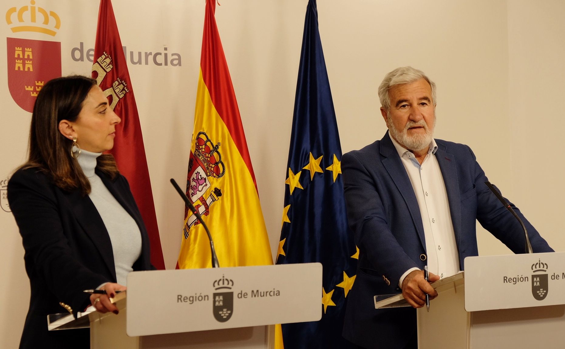 Santiago Martínez, con la consejera de Agricultura, durante la comparecencia posterior a la reunión con López Miras.