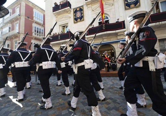 Una sección de Marinería desfila por las calles de Cartagena, en una imagen de archivo.