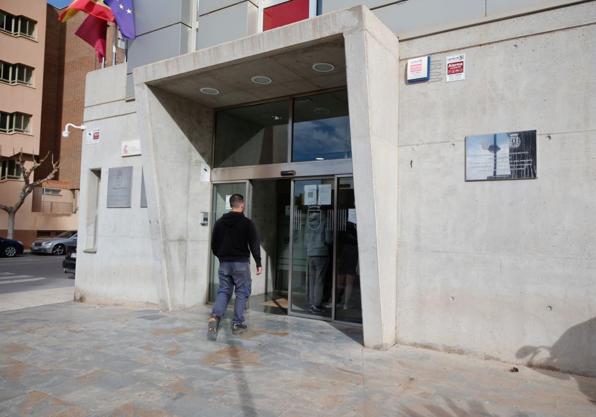 Gente entrando y saliendo de la oficina de Empleo, en Cartagena, en una imagen de archivo.