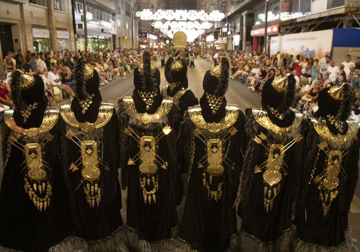 Desfile de Moros y Cristianos por la Gran Vía de Murcia, el año pasado.