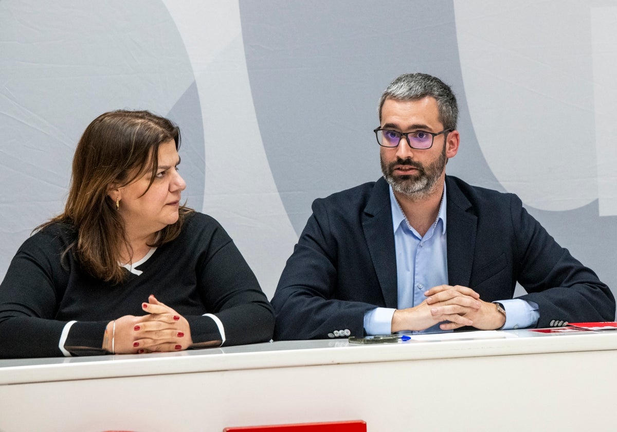 El secretario general electo del PSRM-PSOE, junto a la secretaria de organización, María Jesús López, en la reunión que mantuvieron con alcaldes socialsitas