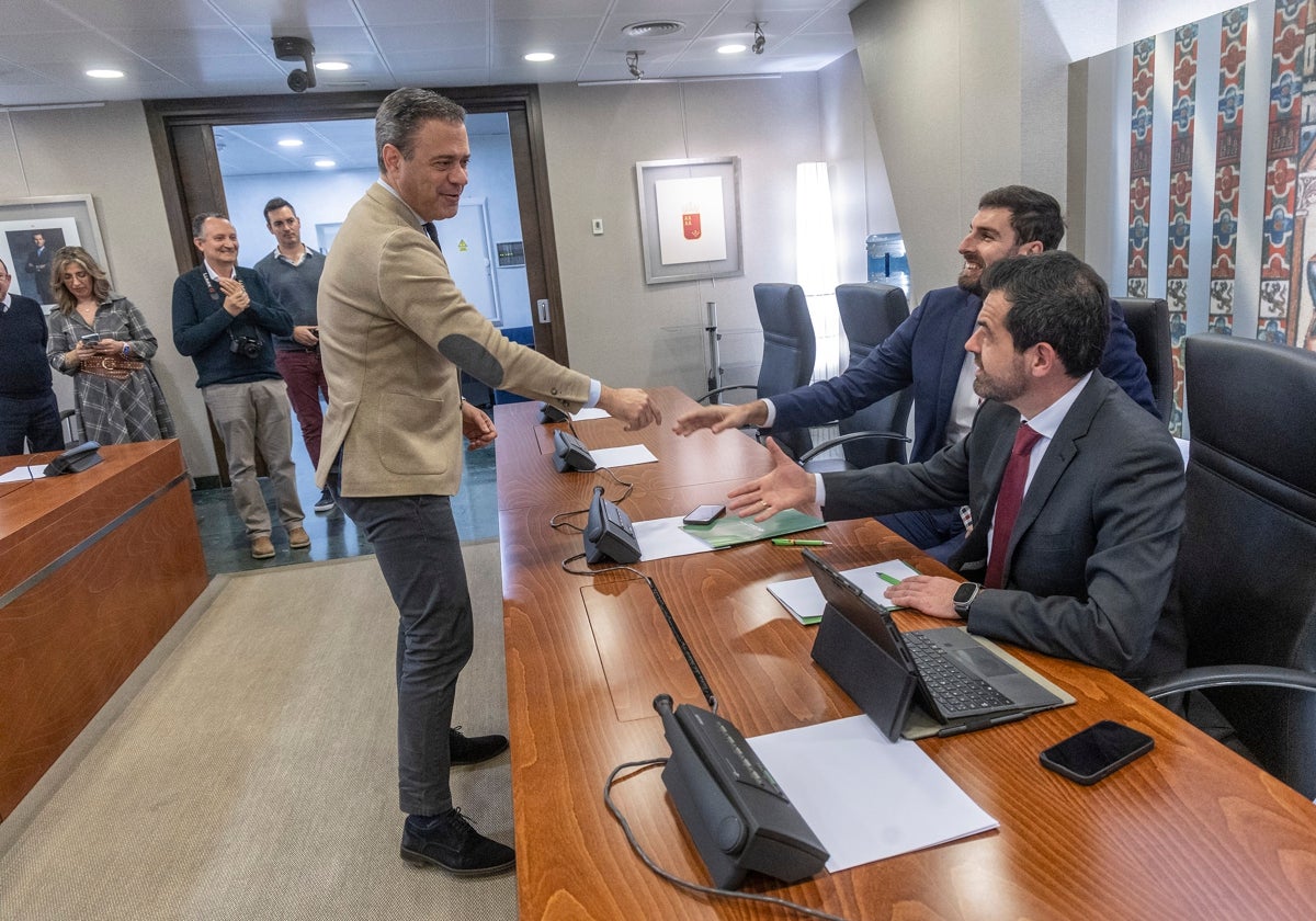 El consejero de Presidencia, Marcos Ortuño, saluda a los diputados de Vox José Ángel Antelo y Rubén Martínez Alpañez en la reunión de la Junta de Portavoces de la Asamblea Regional