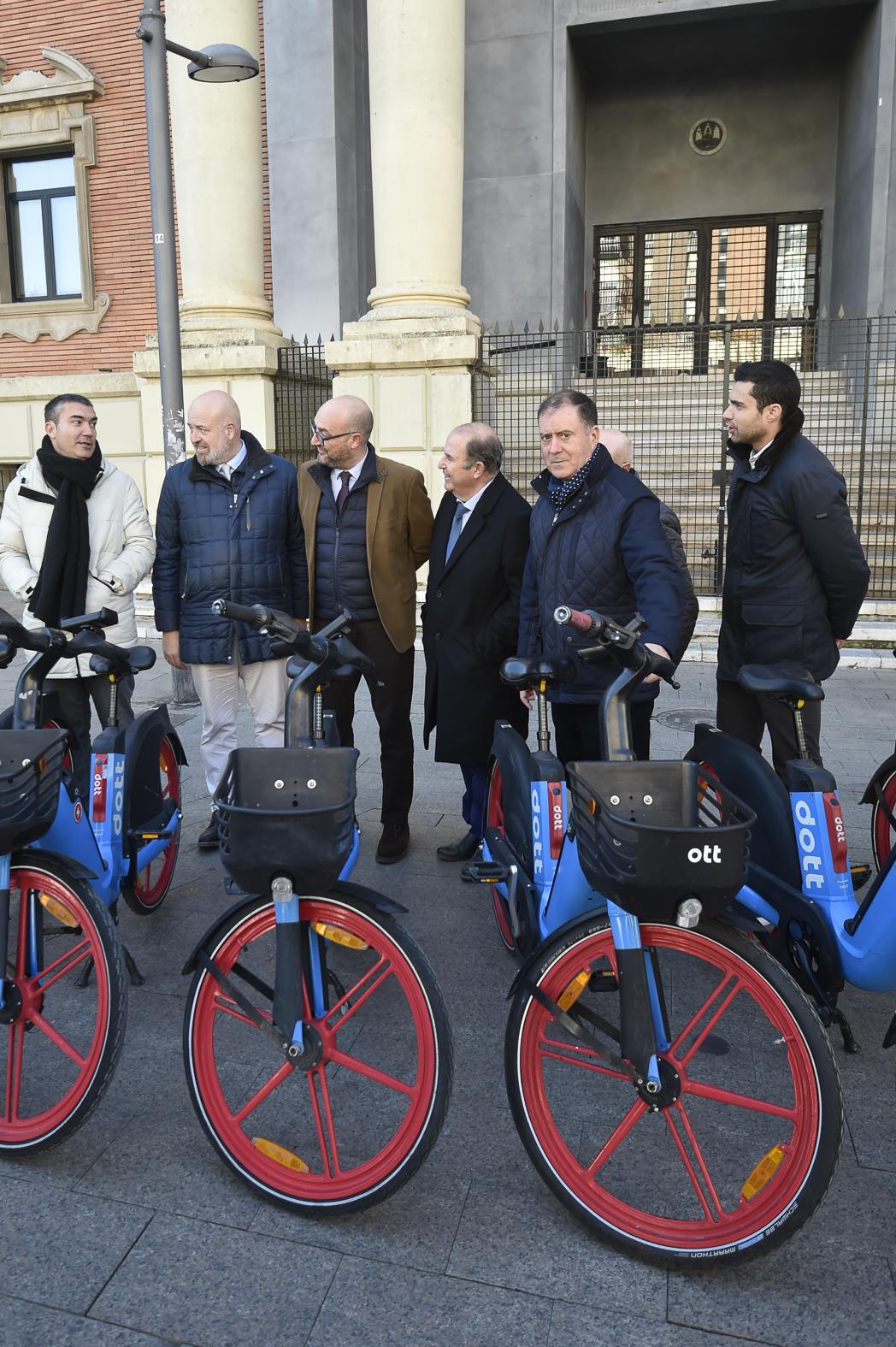 Las imágenes del estreno de las bicicletas eléctricas de alquiler en Murcia