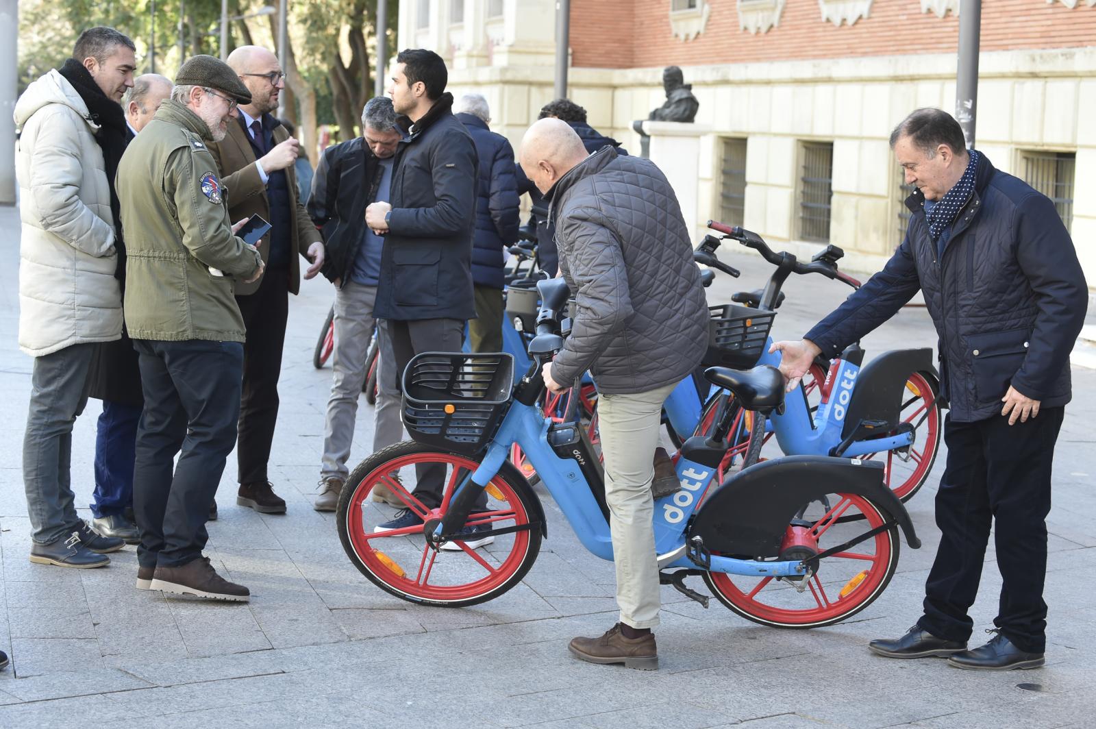 Las imágenes del estreno de las bicicletas eléctricas de alquiler en Murcia