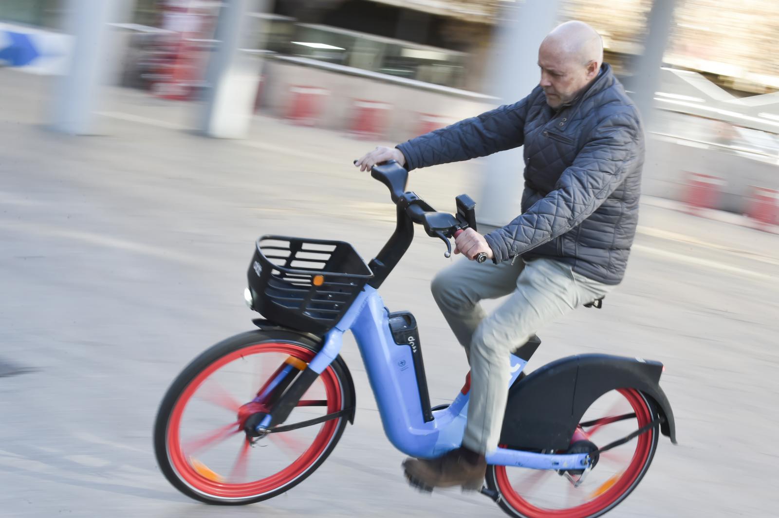 Las imágenes del estreno de las bicicletas eléctricas de alquiler en Murcia