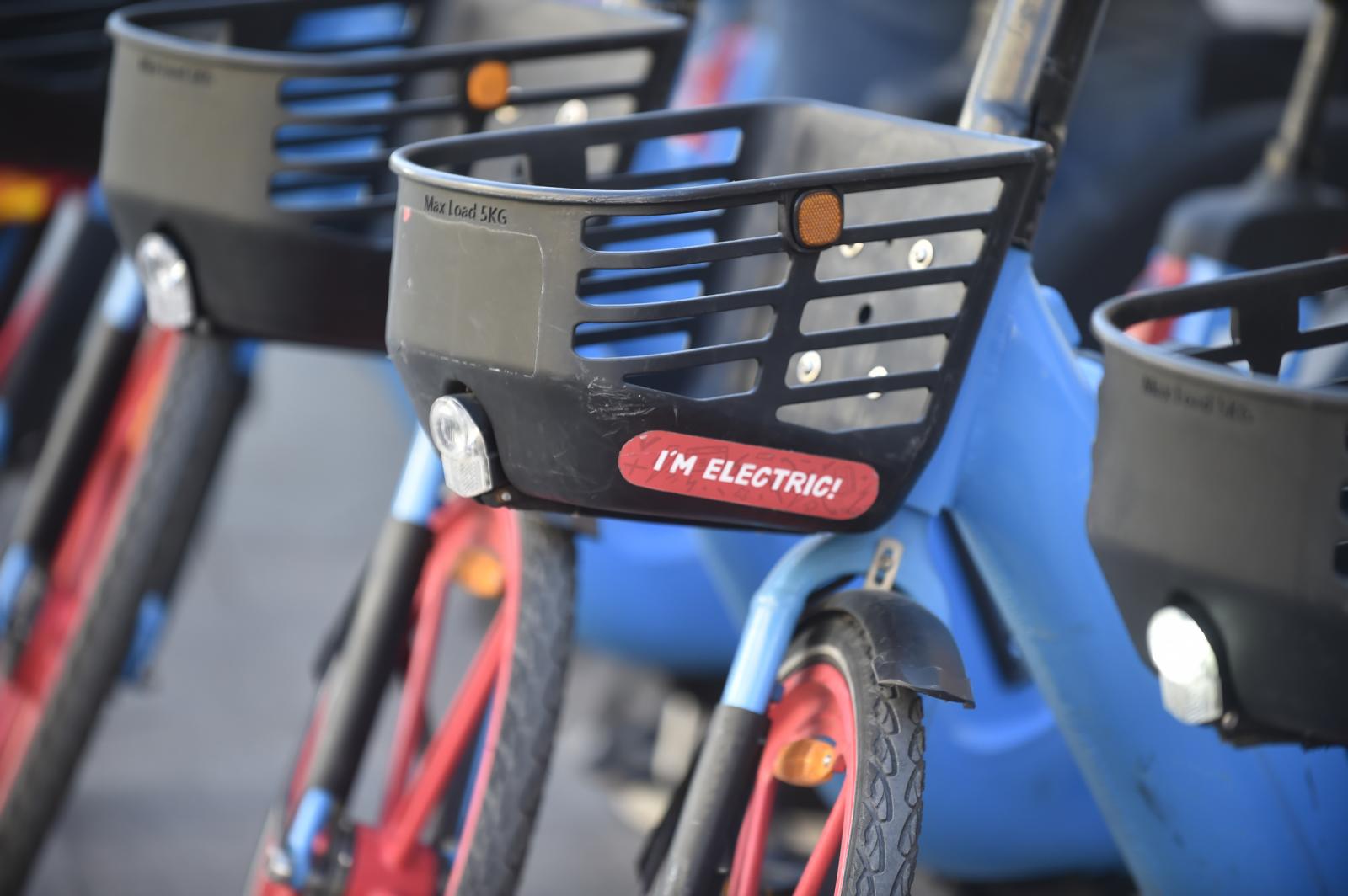 Las imágenes del estreno de las bicicletas eléctricas de alquiler en Murcia