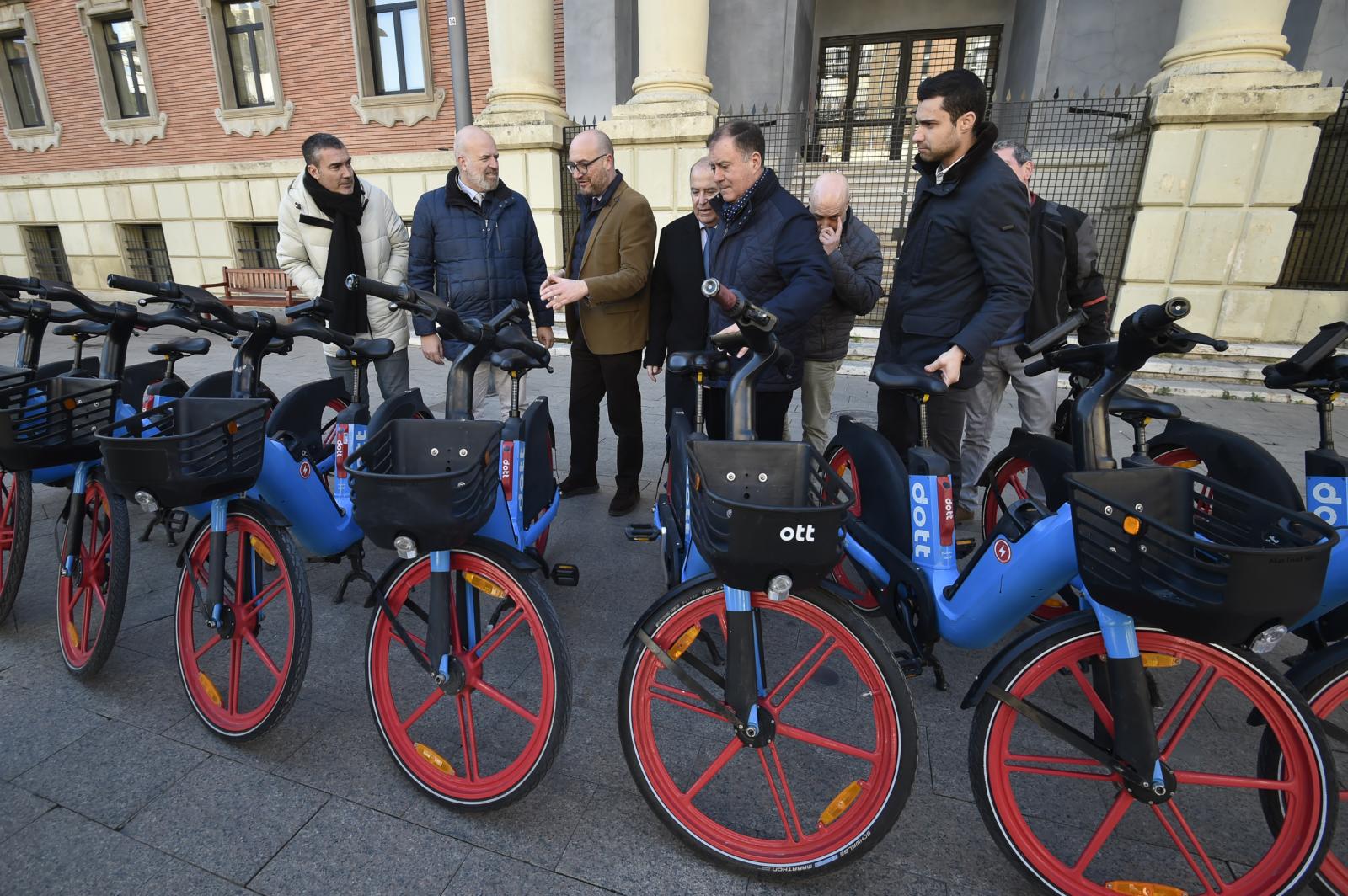 Las imágenes del estreno de las bicicletas eléctricas de alquiler en Murcia