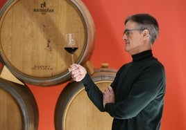 Silvano García observa uno de sus tintos en su bodega, en Jumilla.