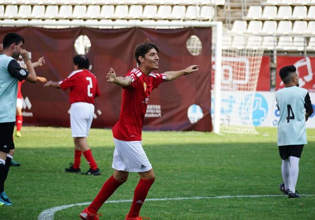 La sonrisa del gol. Un jugador del Real Murcia-Aspapros celebra un tanto ante el Plena Inclusión.