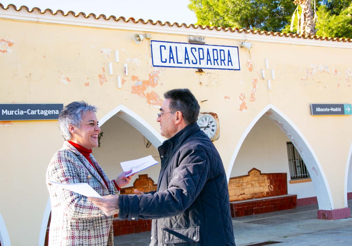 La alcaldesa de Calasparra, Teresa García, y Francisco Selva, gerente de Área de Patrimonio y Urbanismo de ADIF