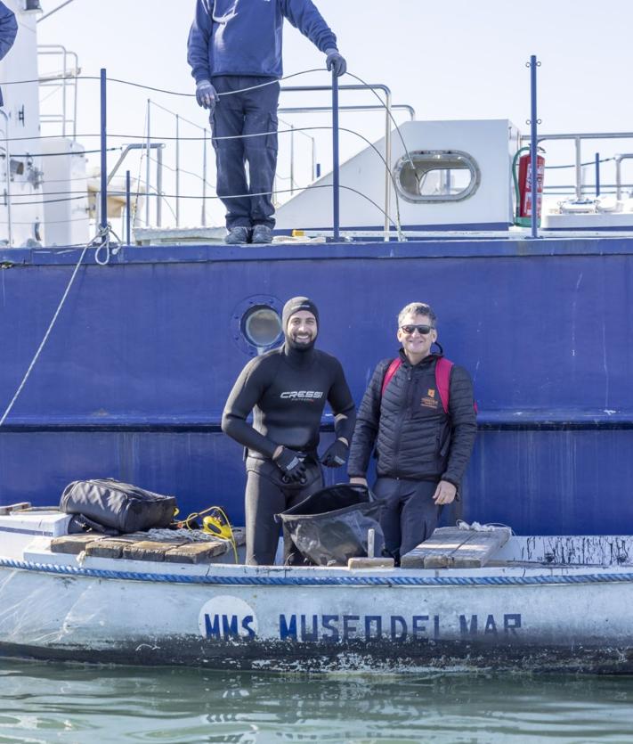 Imagen secundaria 2 - Momentos del rescate de la tortuga en el puerto de Torrevieja.