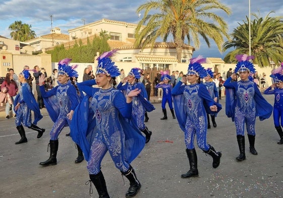 Las comparsas de Orihuela Costa, bailando en el Desfile de Carnaval 2024