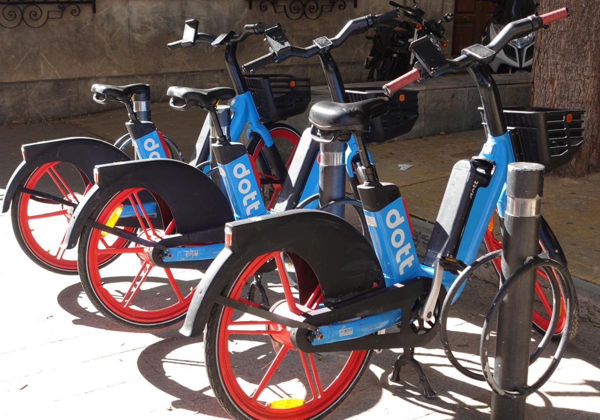 Tres de las nuevas bicicletas eléctricas aparcadas en el centro de Murcia, este miércoles.