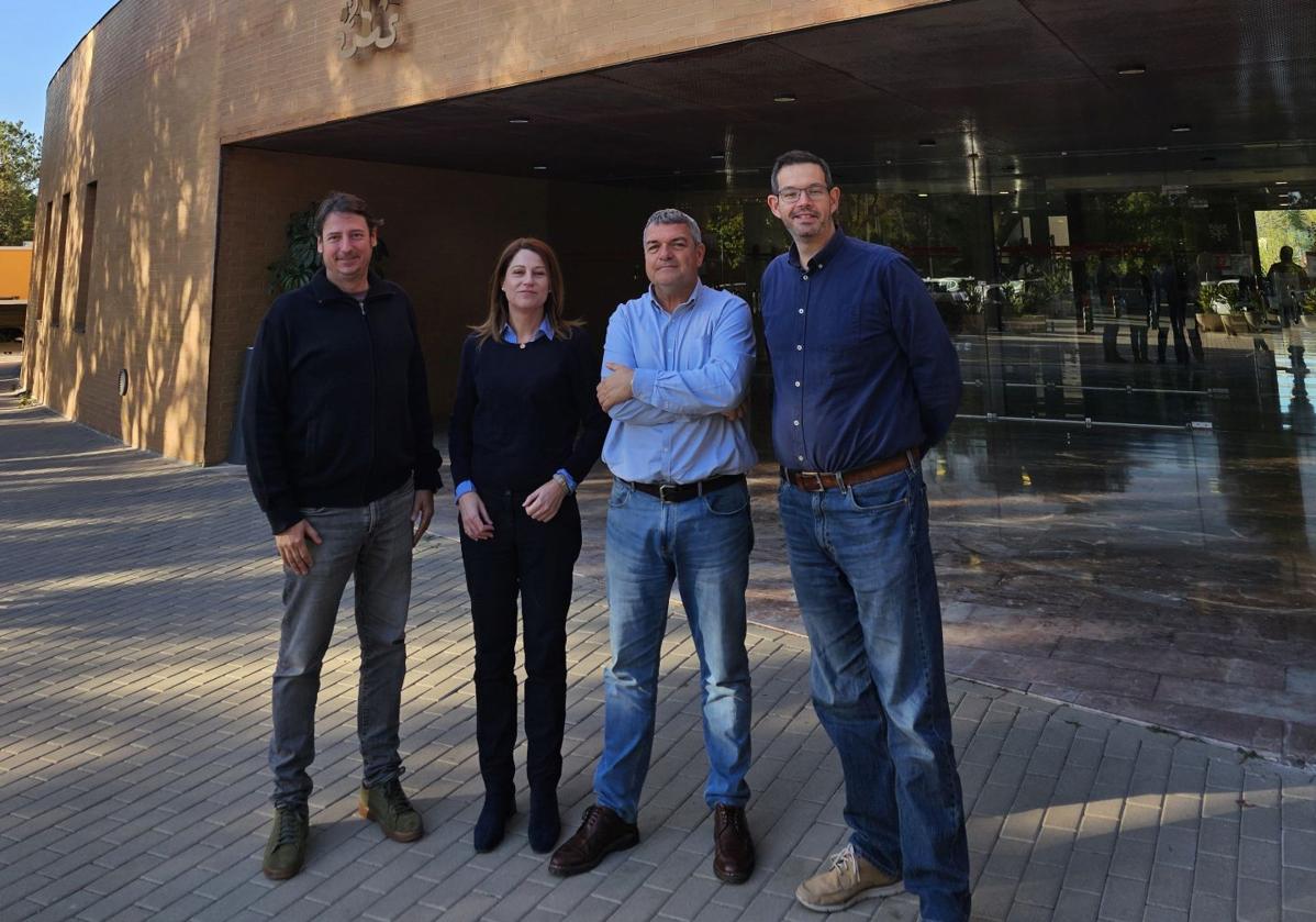 Ignacio Alcaraz, Victoria Selma, Pedro Martínez Gómez y Felipe Bastida en la entrada del Cebas.